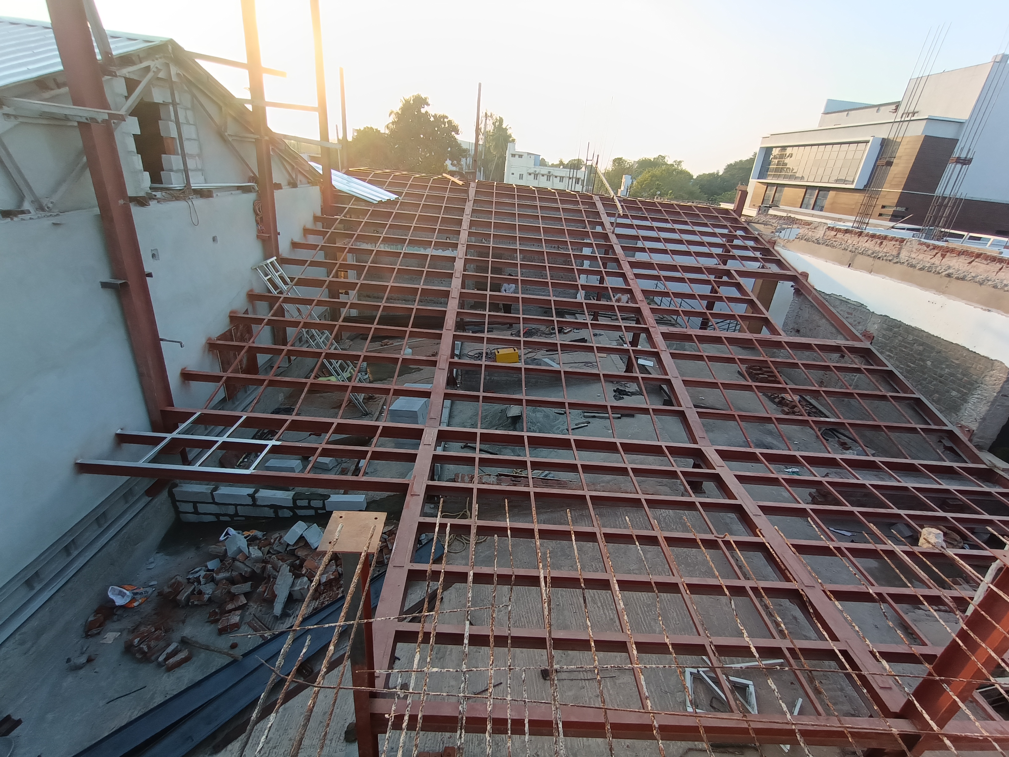 Shanthi Theater crane lifting and truss placement